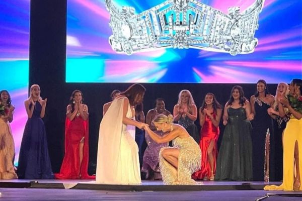 Courtney on stage crying and holding hands with the 1st runner up, right after she was called as the winner.