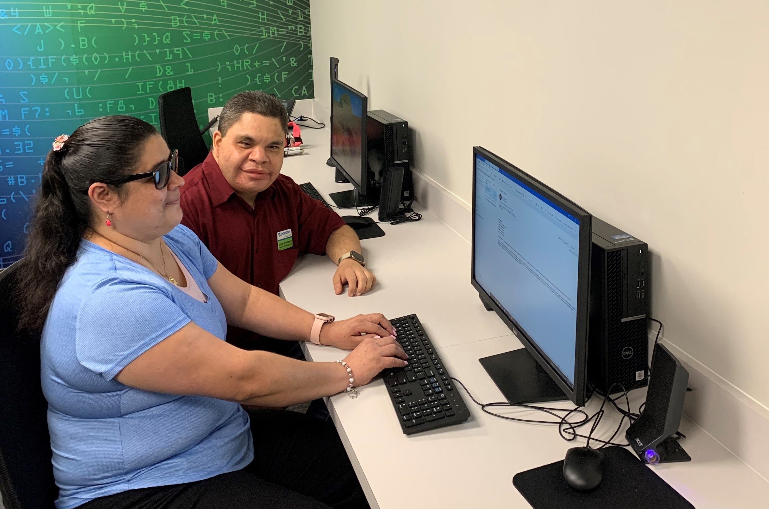 Mariela and Al in the assistive technology at envision dallas